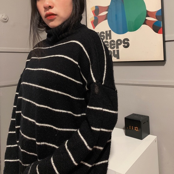 STYLENANDA TURTLENECK SWEATER - Picture 1 of 3